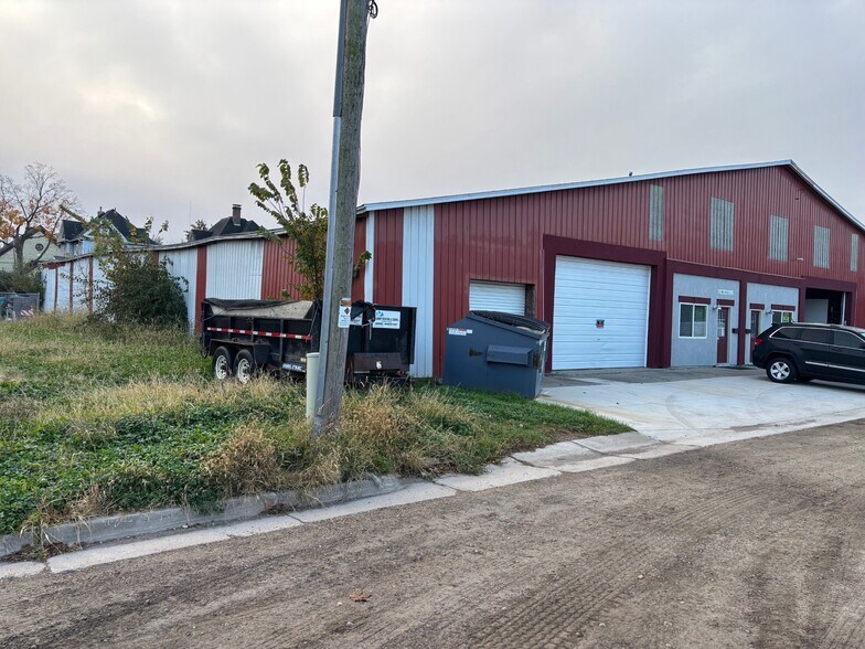 More Photos Of 300 N Dickason Blvd, Columbus Warehouse For Lease