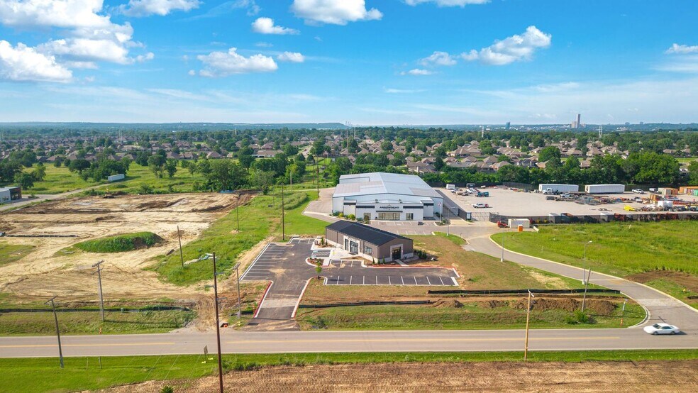 More Photos Of 1081 W 121st St S, Jenks General Retail For Lease