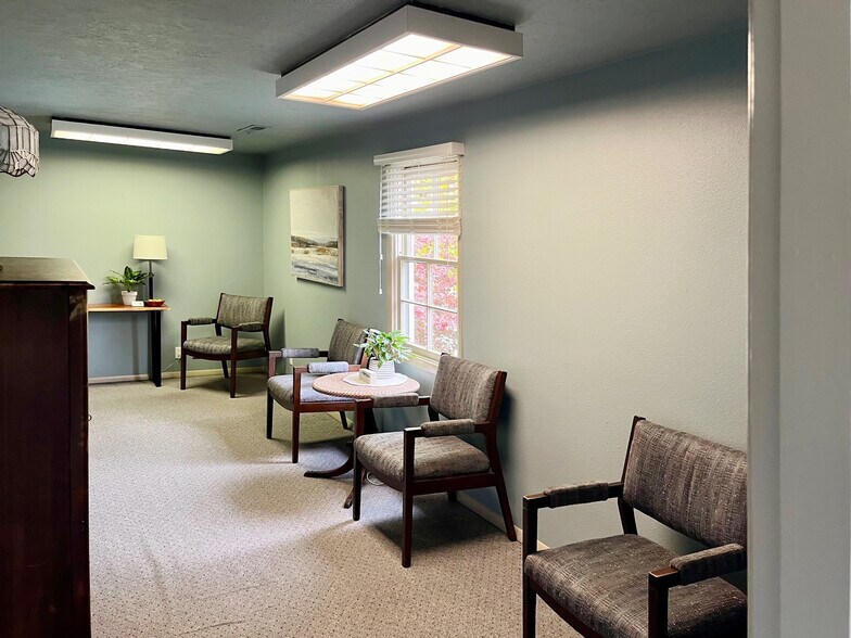 More Photos Of 358 Superior St SE, Salem Office For Sale