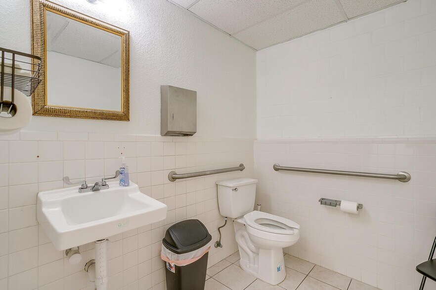 More Photos Of 1434 N Main St, Fort Worth Storefront Retail Office For Lease