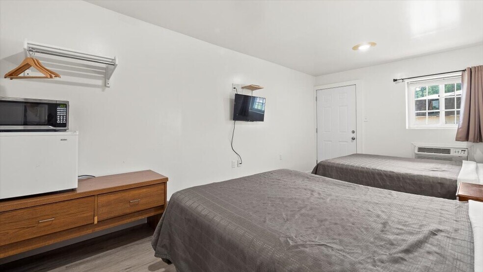 More Photos Of 5 Canada St, Lake George Hotel For Sale