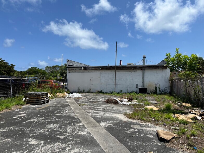 More Photos Of 1917 N Dixie Hwy, West Palm Beach Storefront Retail Office For Lease