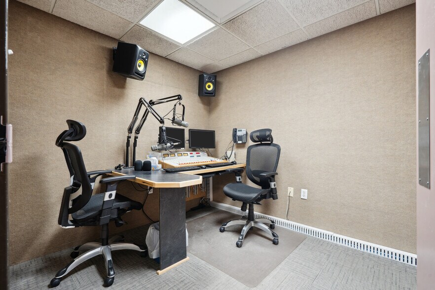 More Photos Of 512 Jefferson Street, Waterloo Office Residential For Sale