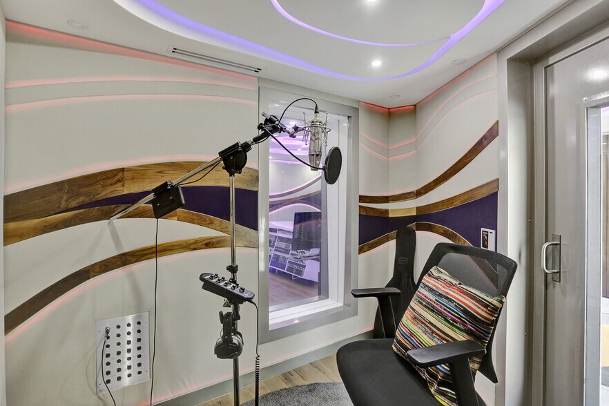 More Photos Of 430 Ne 121st St, Biscayne Park Movie Radio TVStudio For Sale