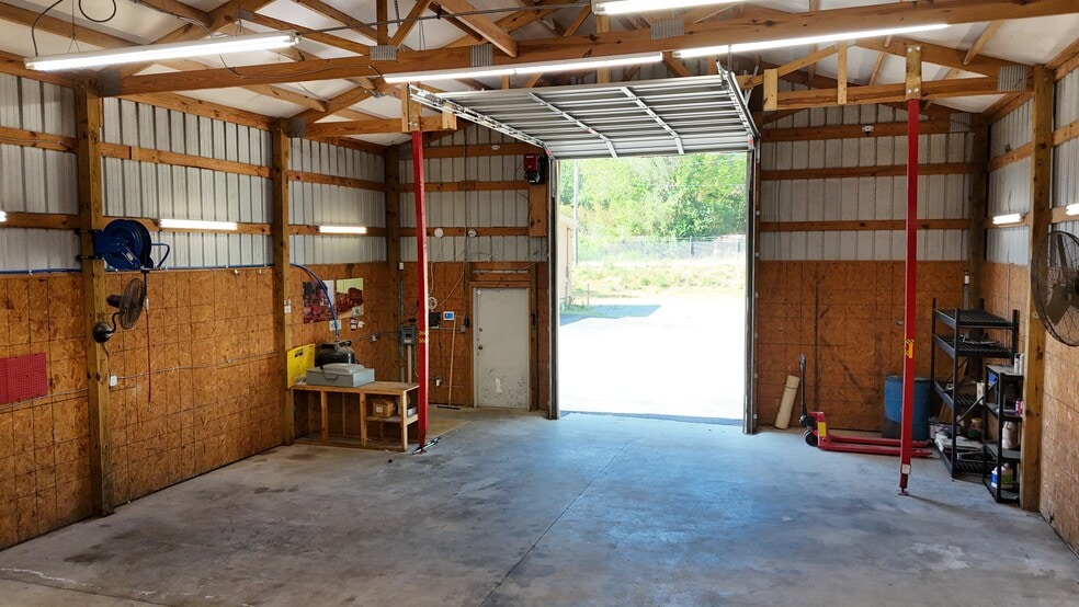 More Photos Of 101 Warner Dr, Columbia Warehouse For Lease