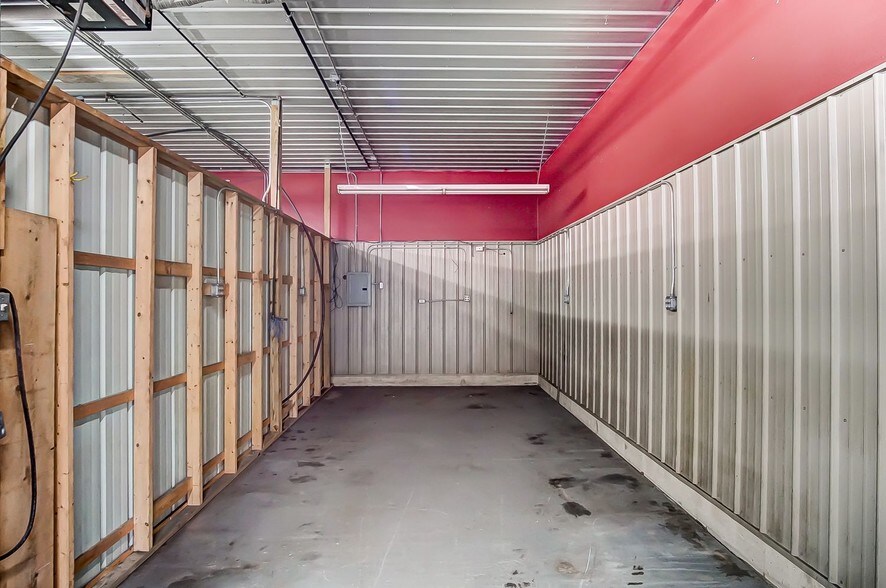 More Photos Of 20660 W Bowling Green Road, Weston Auto Repair For Lease