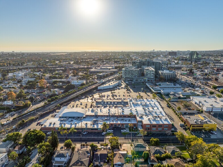 More Photos Of 2440 S Sepulveda Blvd, Los Angeles Office For Lease