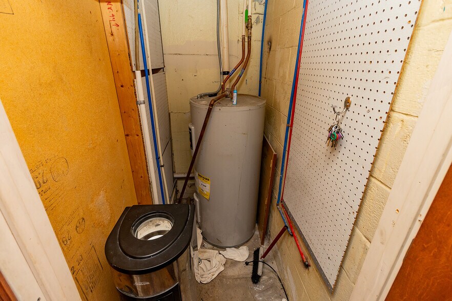 More Photos Of 1627 S Hillside St, Wichita Freestanding For Sale