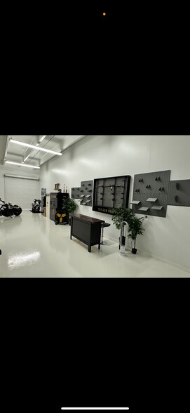 More Photos Of 516 Commerce Way E, Jupiter Warehouse For Lease