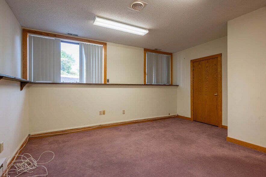 More Photos Of 74 Northeastern Blvd, Nashua Medical For Sale