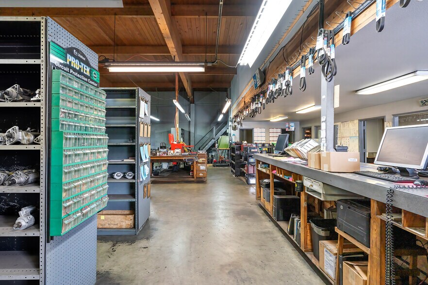 More Photos Of 1515 SE Hawthorne Blvd, Portland Auto Repair For Sale