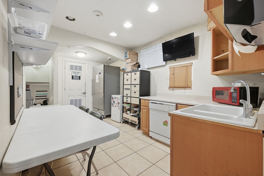 More Photos Of 2553 Sheridan Blvd, Edgewater Storefront Retail Office For Sale