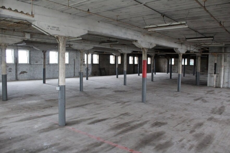 More Photos Of 220 N Water St, Rockford Flex For Sale