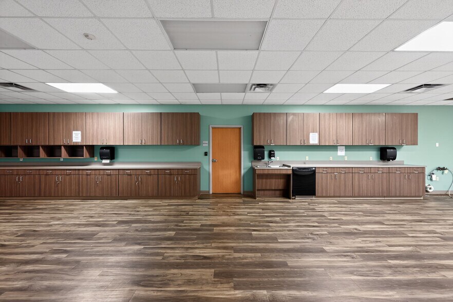 More Photos Of 9250 Amberton Pky, Dallas Medical For Lease