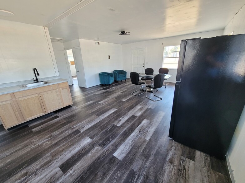 More Photos Of 4830 Gall Blvd, Zephyrhills Flex For Lease