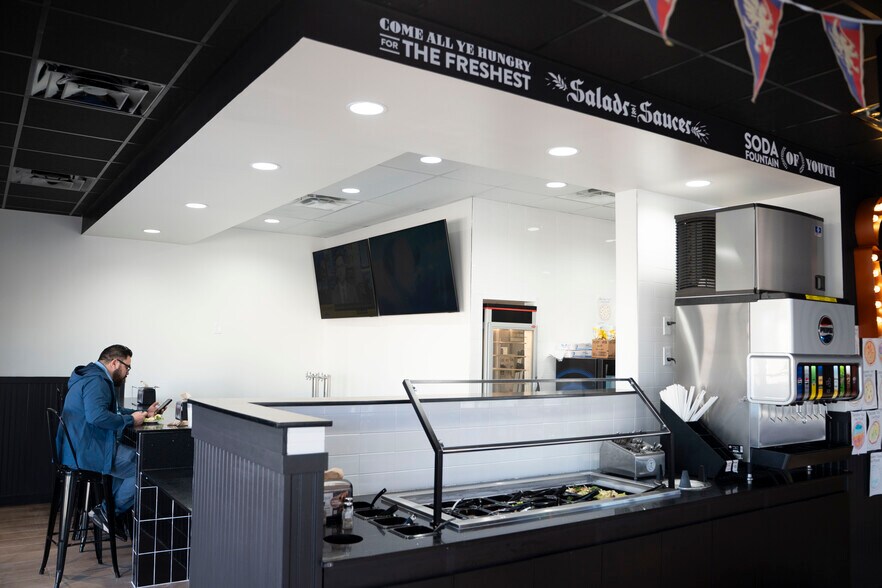 More Photos Of 11040 W IH-10, San Antonio Restaurant For Lease