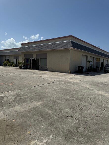 More Photos Of 1562 SE Village Green Dr, Port Saint Lucie Light Manufacturing For Lease