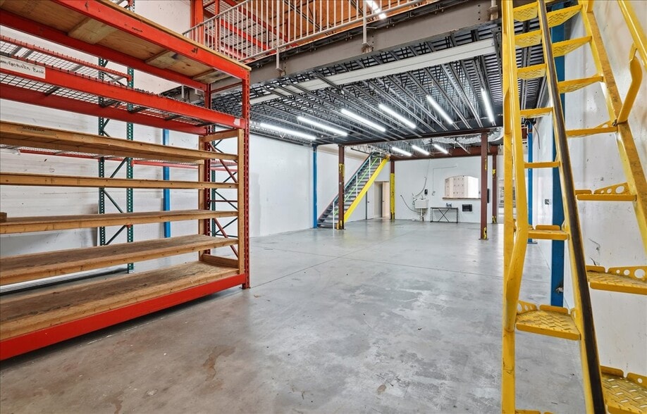 More Photos Of 6321 Porter Rd, Sarasota Light Manufacturing For Lease