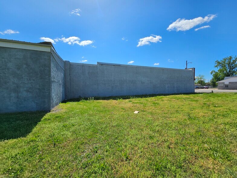 More Photos Of 1308 Washington Ave, Cairo Freestanding For Sale