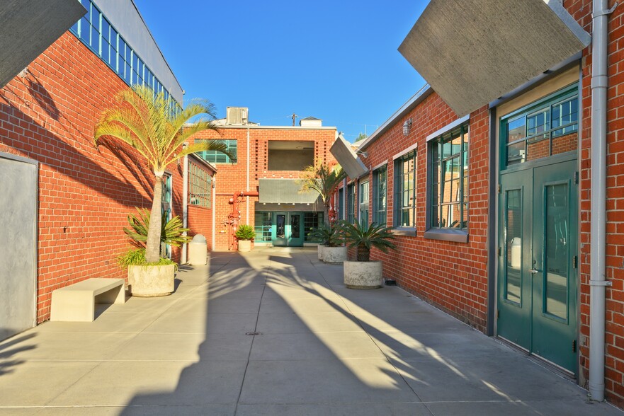 More Photos Of 2440 S Sepulveda Blvd, Los Angeles Office For Lease