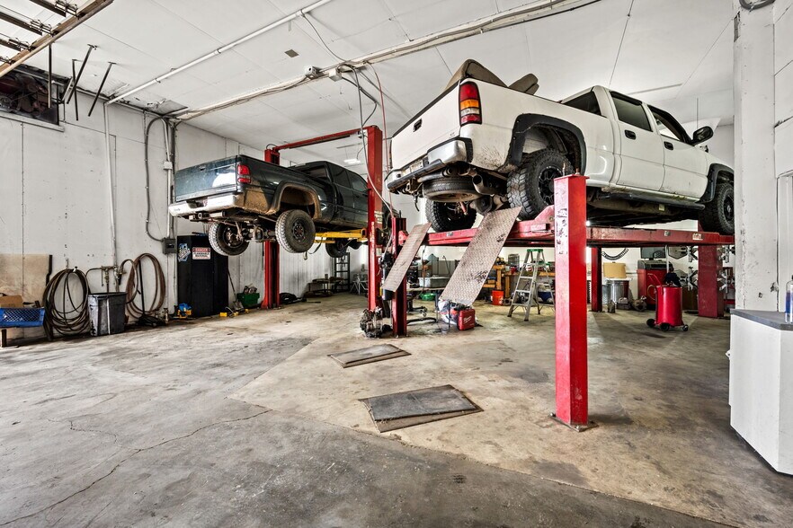 More Photos Of 9719 W F St, Worley Manufacturing For Sale