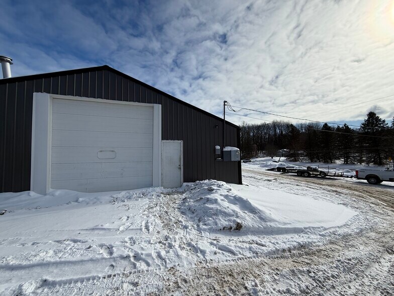 More Photos Of 8325-8327 Belding Rd NE, Rockford Warehouse For Lease
