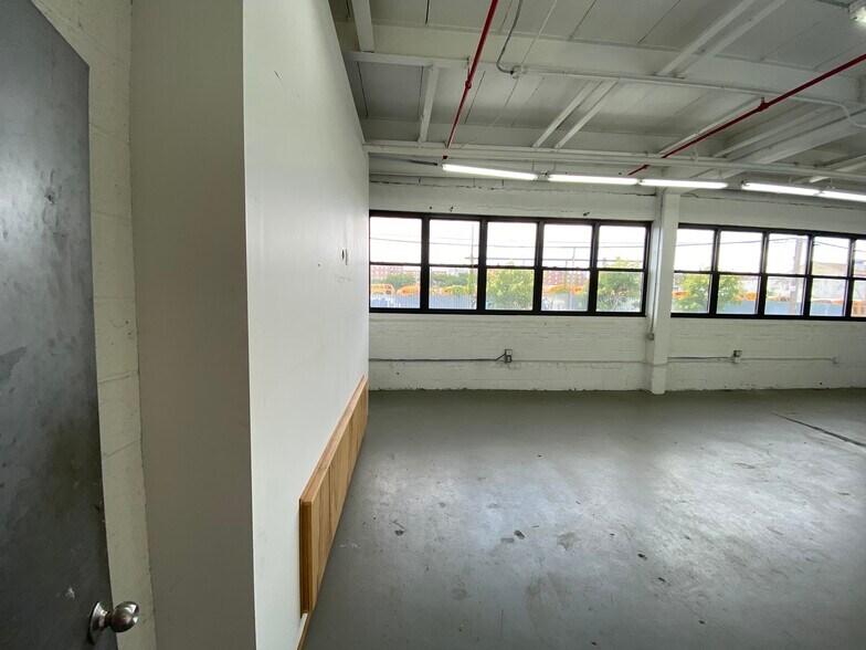 More Photos Of 18 Bay St, Brooklyn Light Manufacturing For Lease