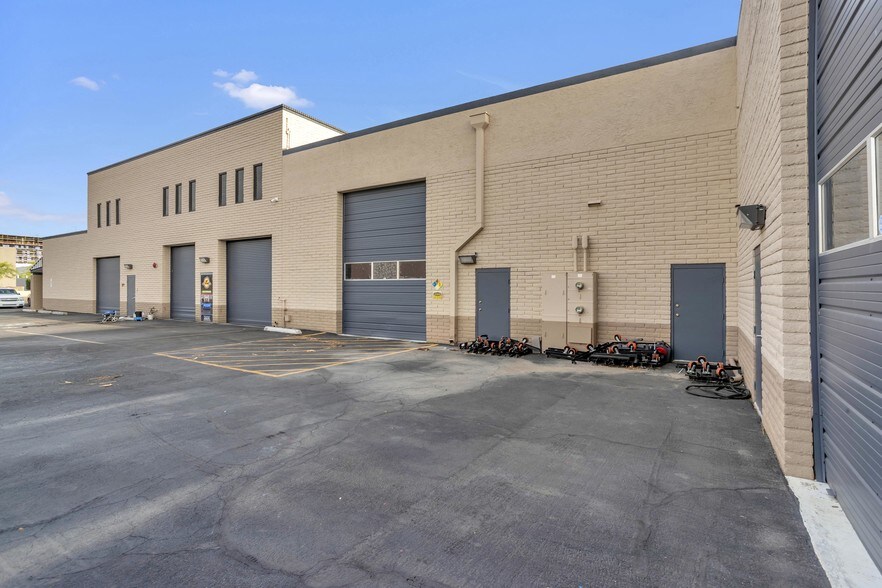 More Photos Of 15015 N 74th St, Scottsdale Distribution For Lease