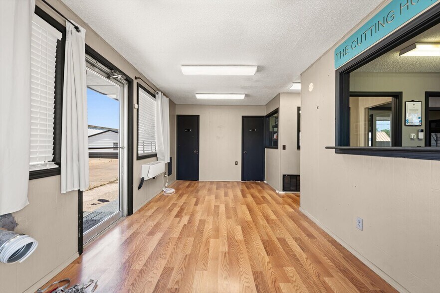 More Photos Of 1515 E Main St, Yukon Industrial For Sale