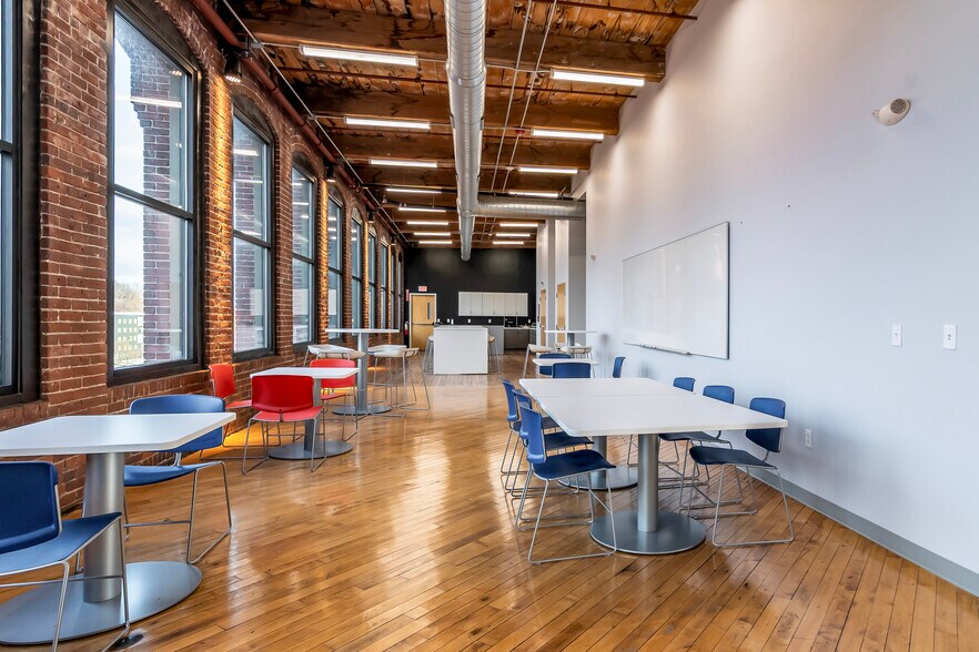 More Photos Of 1 Union St, Lawrence Office For Lease