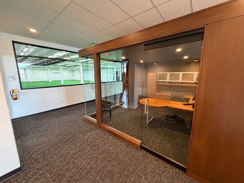 More Photos Of 101 W Capitol Dr, Milwaukee Warehouse For Sale