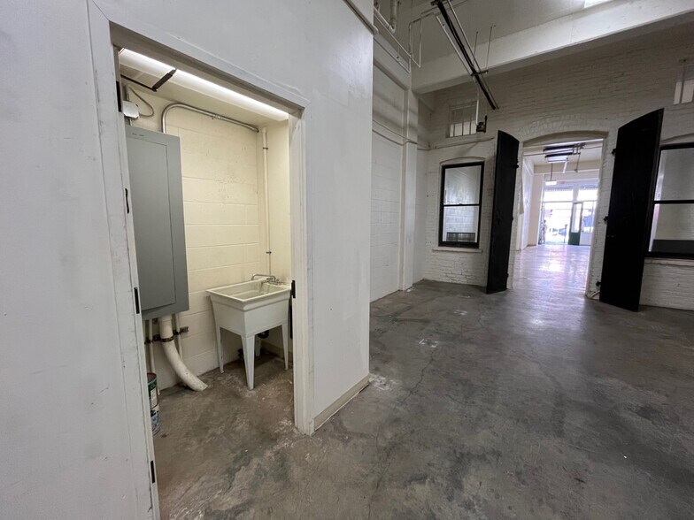 More Photos Of 1033 Maunakea St, Honolulu Storefront Retail Office For Lease