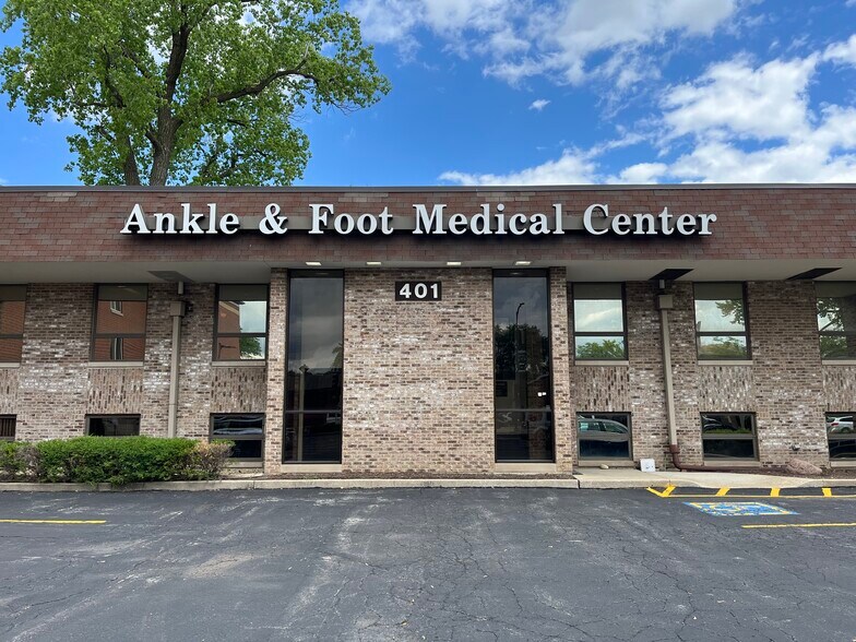 Primary Photo Of 401 N York St, Elmhurst Medical For Lease