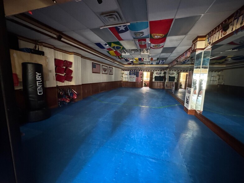 More Photos Of 4227-4229 162nd St St, Flushing Storefront Retail Office For Sale