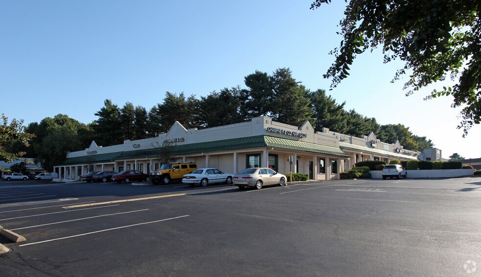 More Photos Of 5059 Country Club Rd, Winston-Salem Unknown For Lease