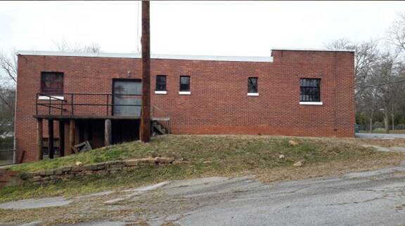 More Photos Of 910 Edgefield St, Greenwood Light Distribution For Sale