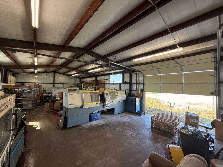 More Photos Of 6549 Interstate 35, Valley View Unknown For Lease