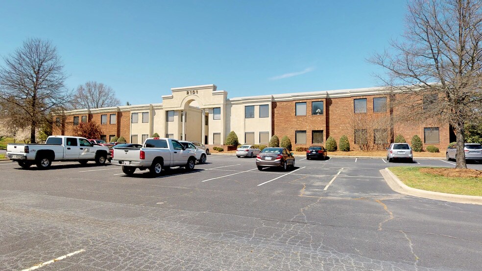 More Photos Of 2101 N Sardis Rd, Charlotte Office For Sale