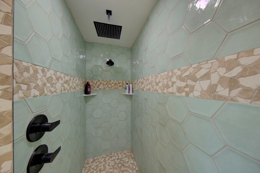 More Photos Of 405 W Avenue E, Alpine Specialty For Sale