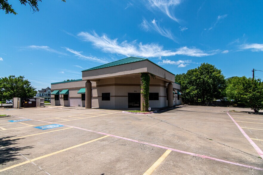 More Photos Of 201 W 5th St, Bonham Medical For Lease