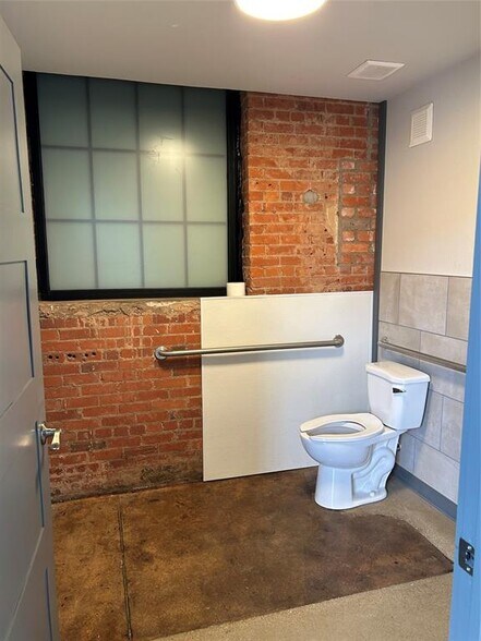 More Photos Of 141 Oak St, Abilene Storefront Retail Office For Lease