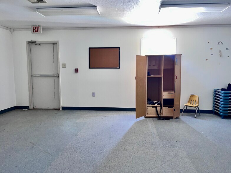 More Photos Of 2129 Mill St, Lake Charles Light Distribution For Sale