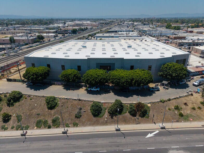 More Photos Of 7815 Van Nuys Blvd, Panorama City Distribution For Lease