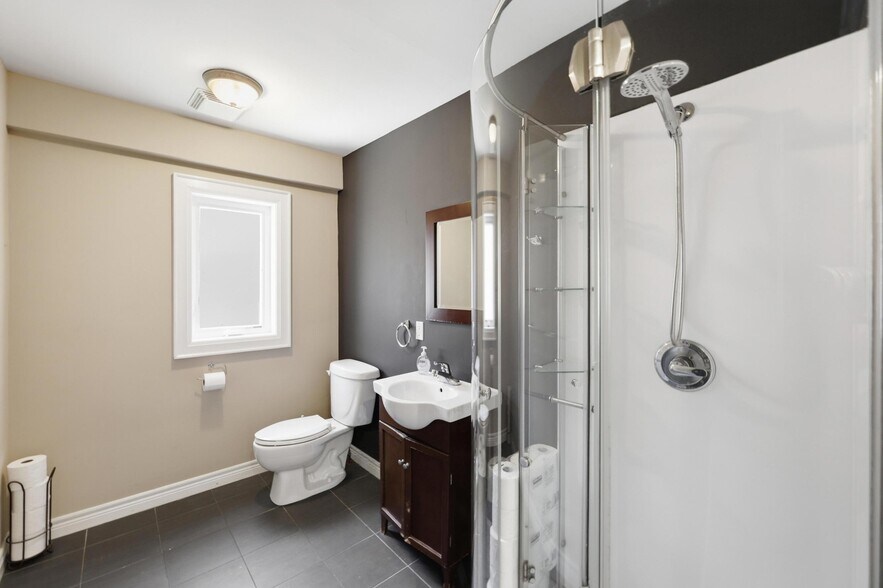 More Photos Of 58 King St W, Hamilton Office For Sale