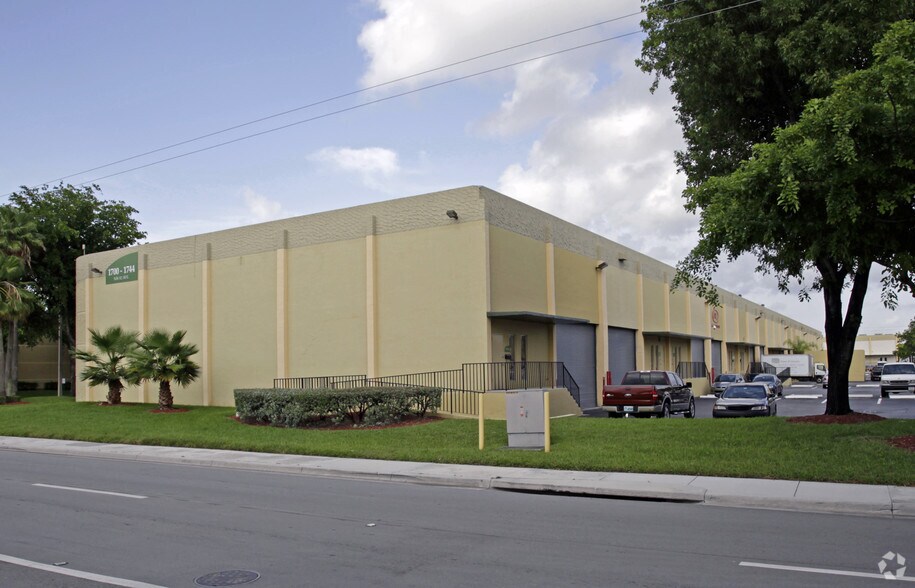 More Photos Of 1700-1744 NW 82nd Ave, Doral Warehouse For Lease