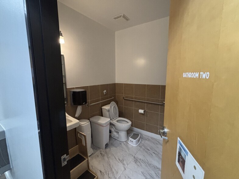 More Photos Of 1830 S Alma School Rd, Mesa Medical For Sale