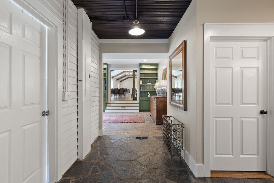 More Photos Of 157 Old Shackle Island Rd, Hendersonville Storefront Retail Office For Sale