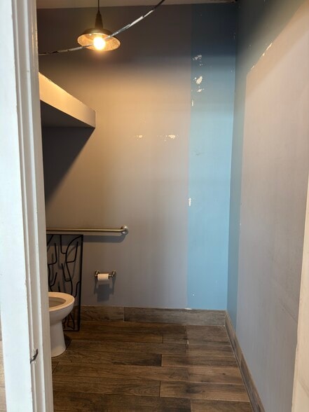 More Photos Of 86 Greenpoint Ave, Brooklyn Convenience Store For Lease
