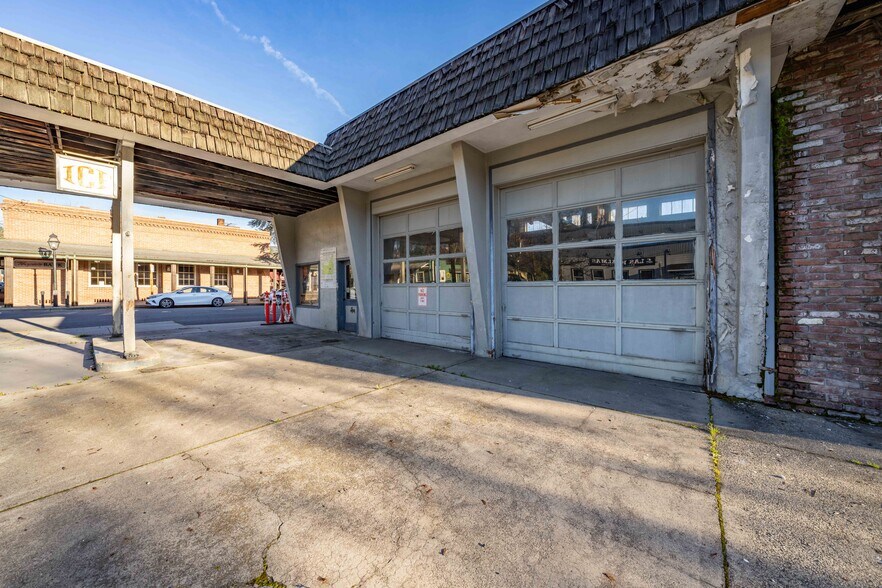 More Photos Of 205 E California St, Jacksonville General Retail For Sale