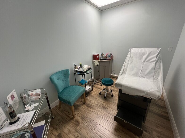 More Photos Of 3226-3230 W Kennedy Blvd, Tampa Storefront Retail Office For Sale